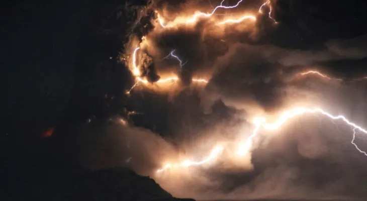 Volcanic eruption in Russia after an earthquake measuring 7.0 on the Richter scale caused a column of ash 5 miles long.