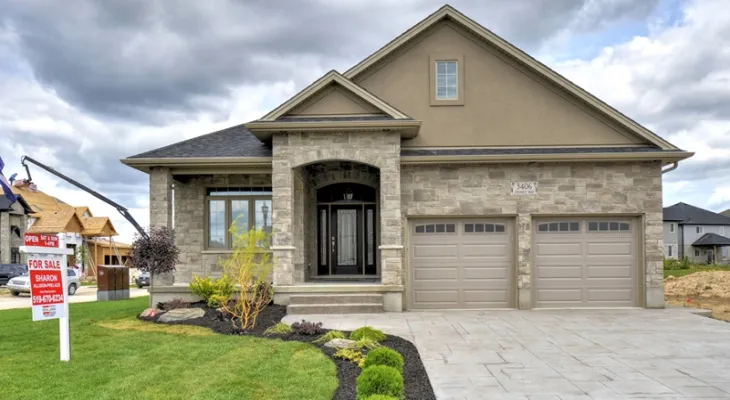 Dans le contexte de la réduction du revenu minimum au Canada le mois dernier... combien devez-vous gagner pour pouvoir acheter une maison ?