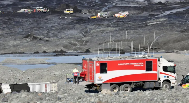 L'effondrement d'une grotte de glace en Islande entraîne la mort d'un touriste et la disparition de deux autres.