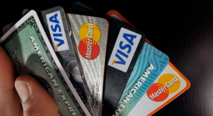 Rapport : augmentation du taux de retard de paiement des versements des produits de crédit parmi les jeunes Canadiens