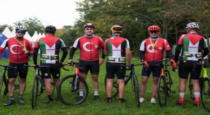 A cycling team designs a uniform that incorporates both Turkish and Palestinian elements.