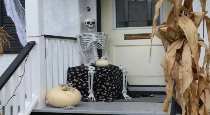 The Canadian Environmental Agency expects warm weather on Halloween night.