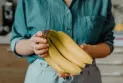 Is there a relationship between weight gain and eating bananas immediately after meals?