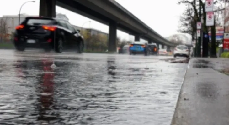 British Columbia: Hurricane-force winds and road and power outages