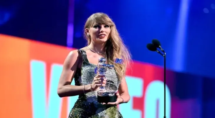 Trudeau sways to the tunes of Taylor's songs with enthusiasm and sings along, stirring controversy with his presence!
