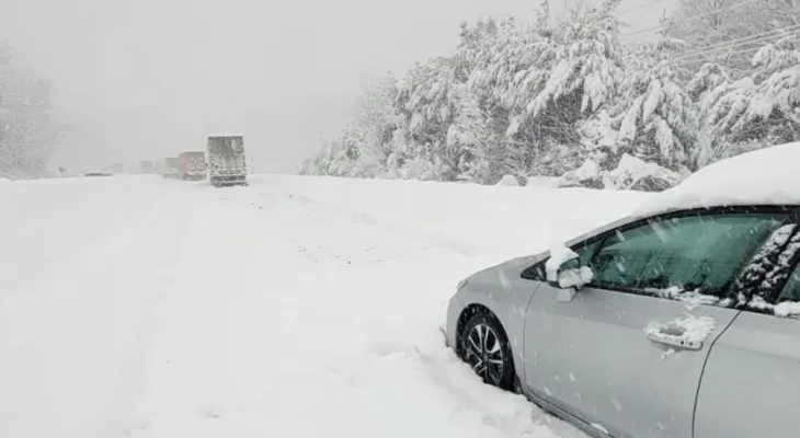 Tempête hivernale frappe l'Ontario causant des coupures d'électricité et la fermeture des routes