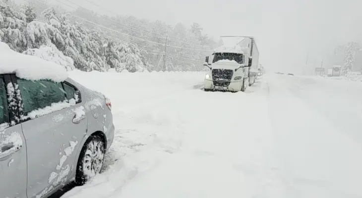 Une forte tempête hivernale frappe l'Ontario : fortes chutes de neige et alertes continues