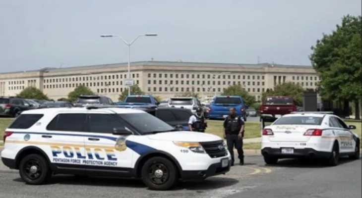 La police américaine arrête un employé du Pentagone après avoir trouvé des munitions dans son sac.