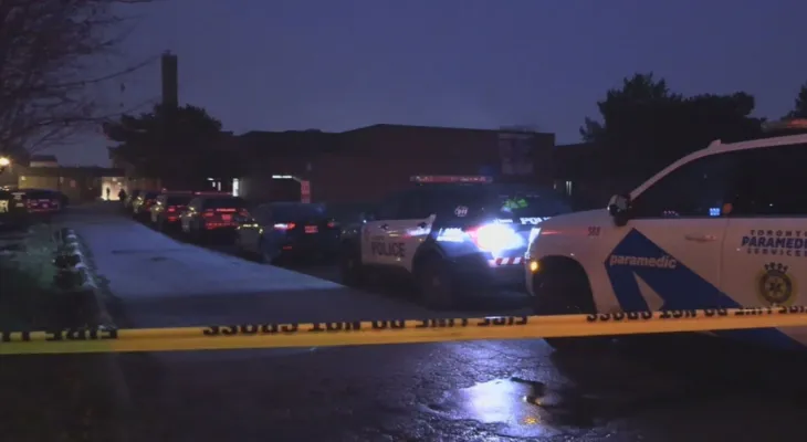 La police recherche des suspects après une fusillade dans un lycée à Etobicoke