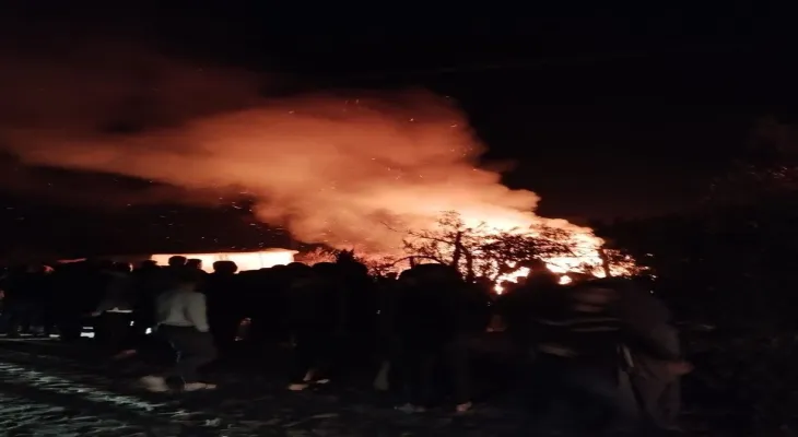 Les avions d'occupation ciblent les tentes des déplacés dans la région de Al-Mawasi à Khan Younis, au milieu des tentatives de maîtriser les incendies.