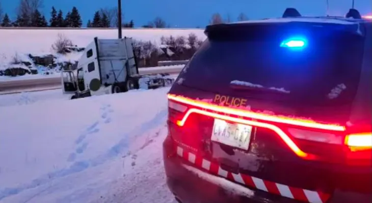 une tempête de neige frappe Ottawa et cause des dizaines d'accidents de la route