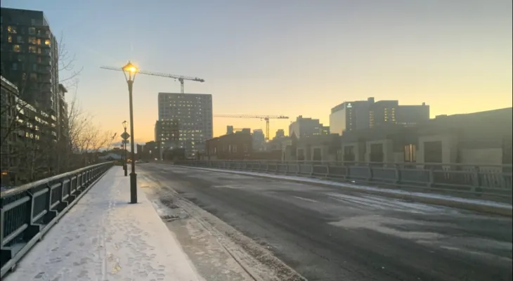Avertissement de pluies verglaçantes et de brouillard de fumée persistants à Montréal