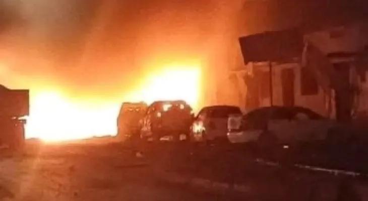 Explosion d'une voiture piégée devant la grande mosquée au centre de la ville de Manbij, à l'est d'Alep.