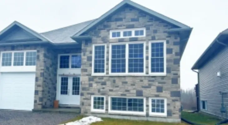 Un incendie détruit une maison à North Bay et le propriétaire est accusé en raison de l'absence de dispositifs d'alarme
