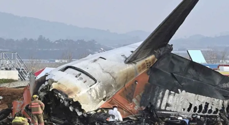 Un petit avion s'est écrasé au-dessus d'un bâtiment commercial dans le sud de la Californie, faisant 11 blessés.