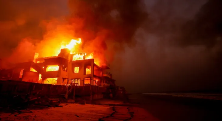 Incendies dévastateurs ravagent Los Angeles avec une hausse du nombre de victimes et d'évacuations