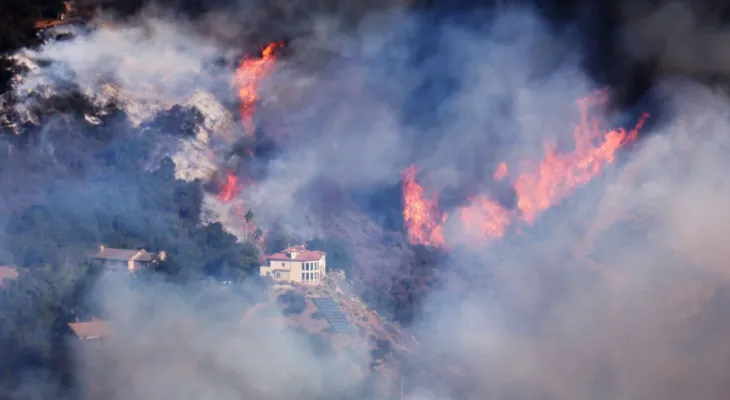 Collision d'un avion canadien de lutte contre les incendies avec un drone à Los Angeles