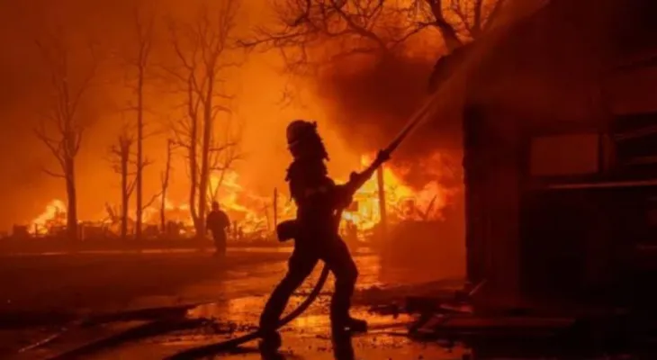 The strong Santa Ana winds threaten efforts to control the fires in Los Angeles and increase the risk of disaster.