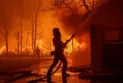 The strong Santa Ana winds threaten efforts to control the fires in Los Angeles and increase the risk of disaster.