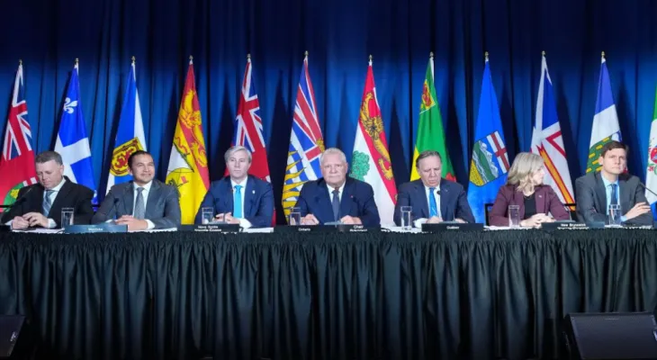 Les premiers ministres des provinces du Canada rencontrent Trudeau pour discuter des menaces de Trump d'imposer des tarifs douaniers élevés