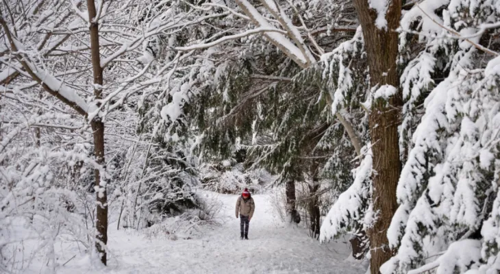 The Canadian Environmental Agency warns of an extreme cold wave and warnings for snow storms in Ontario.