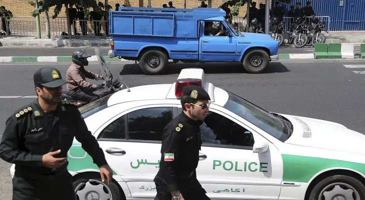 Due to the hijab.. A woman protests naked in front of the Iranian police