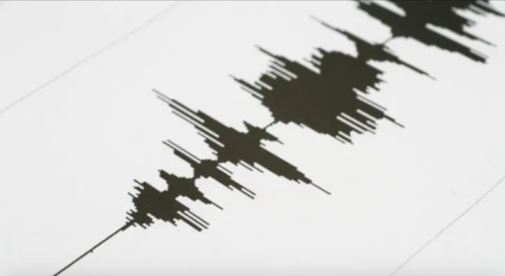 Breaking: A 5.1 magnitude earthquake strikes the southern coast of British Columbia, shaking homes.