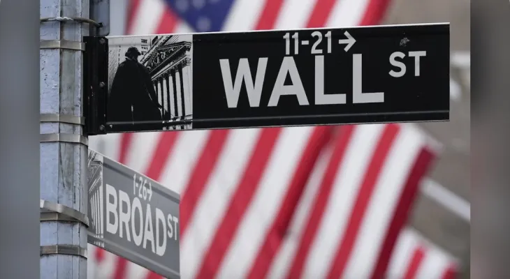 U.S. markets decline due to Trump's threats of imposing new tariffs despite positive economic indicators.