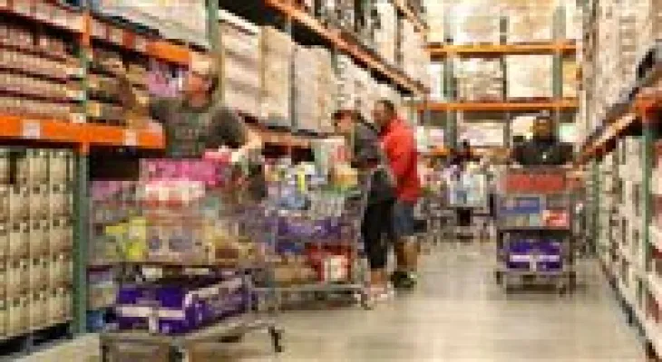 Consumer spending in Canada declined for the second consecutive month amid rising concerns over the trade war.