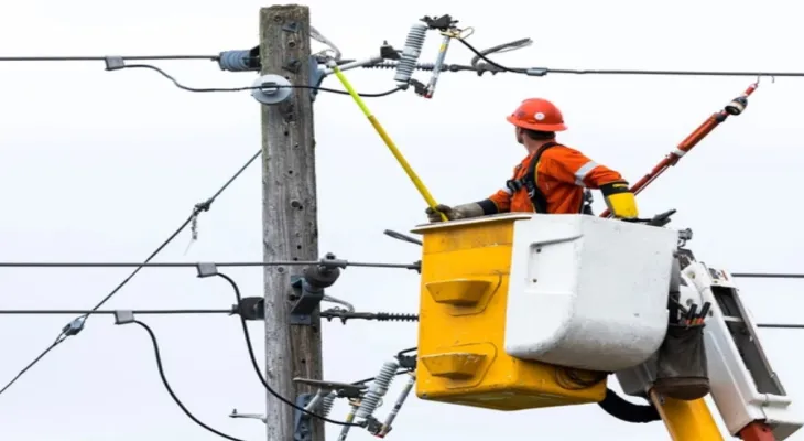 A wide power outage west of Ottawa leaves thousands of homes in the dark.