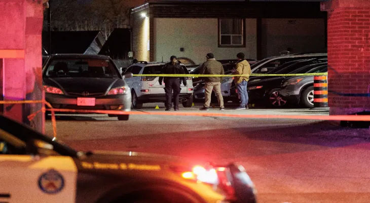Toronto : la police recherche deux suspects dans une affaire de coup de feu mortel à Etobicoke