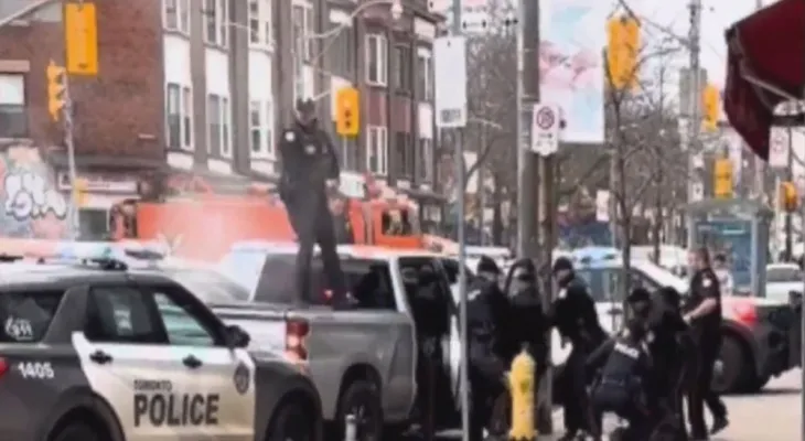 Vidéo documentant un arrêt dramatique par la police dans l'ouest de Toronto