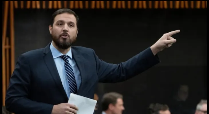 Damien Kurek se retire de son siège au profit du chef des conservateurs Pierre Poilievre après sa défaite aux élections fédérales.