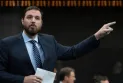 Damien Kurek se retire de son siège au profit du chef des conservateurs Pierre Poilievre après sa défaite aux élections fédérales.