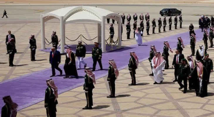Accueil de Trump à Riyad : le violet remplace le rouge sur le tapis officiel