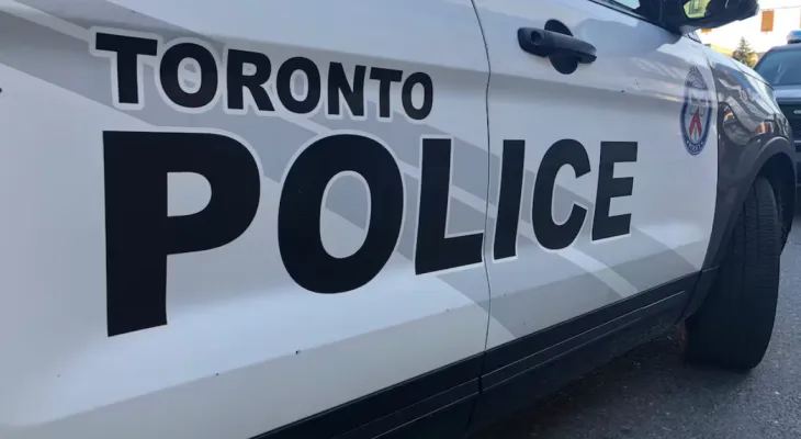 La police de Toronto enquête sur un acte de vandalisme islamophobe et recherche deux suspects.