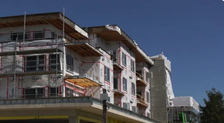 The head of the construction industry praises the liberal cost reductions and opposes the public housing agency.