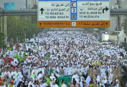 حجاج بيت الله الحرام ينفرون من عرفات إلى مزدلفة بعد أداء الركن الأعظم