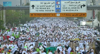 حجاج بيت الله الحرام ينفرون من عرفات إلى مزدلفة بعد أداء الركن الأعظم