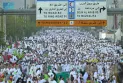 حجاج بيت الله الحرام ينفرون من عرفات إلى مزدلفة بعد أداء الركن الأعظم