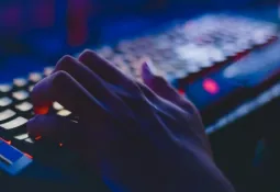 باحث في الأمن السيبراني يساهم في كشف هوية “هاكر كندي” بعد تلقيه تهديدات عبر الإنترنت