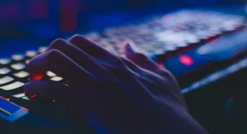 باحث في الأمن السيبراني يساهم في كشف هوية “هاكر كندي” بعد تلقيه تهديدات عبر الإنترنت