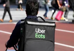 دعوى جماعية مقترحة ضد “أوبر إيتس كندا” بتهمة “التسعير المتقطّع” في خدمات توصيل الطعام